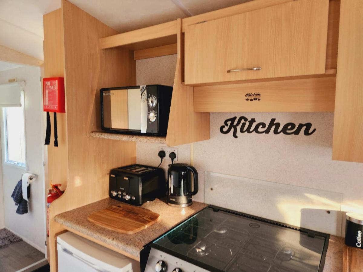 Comfy Caravan On Marine Park Hotel Rhyl Exterior photo