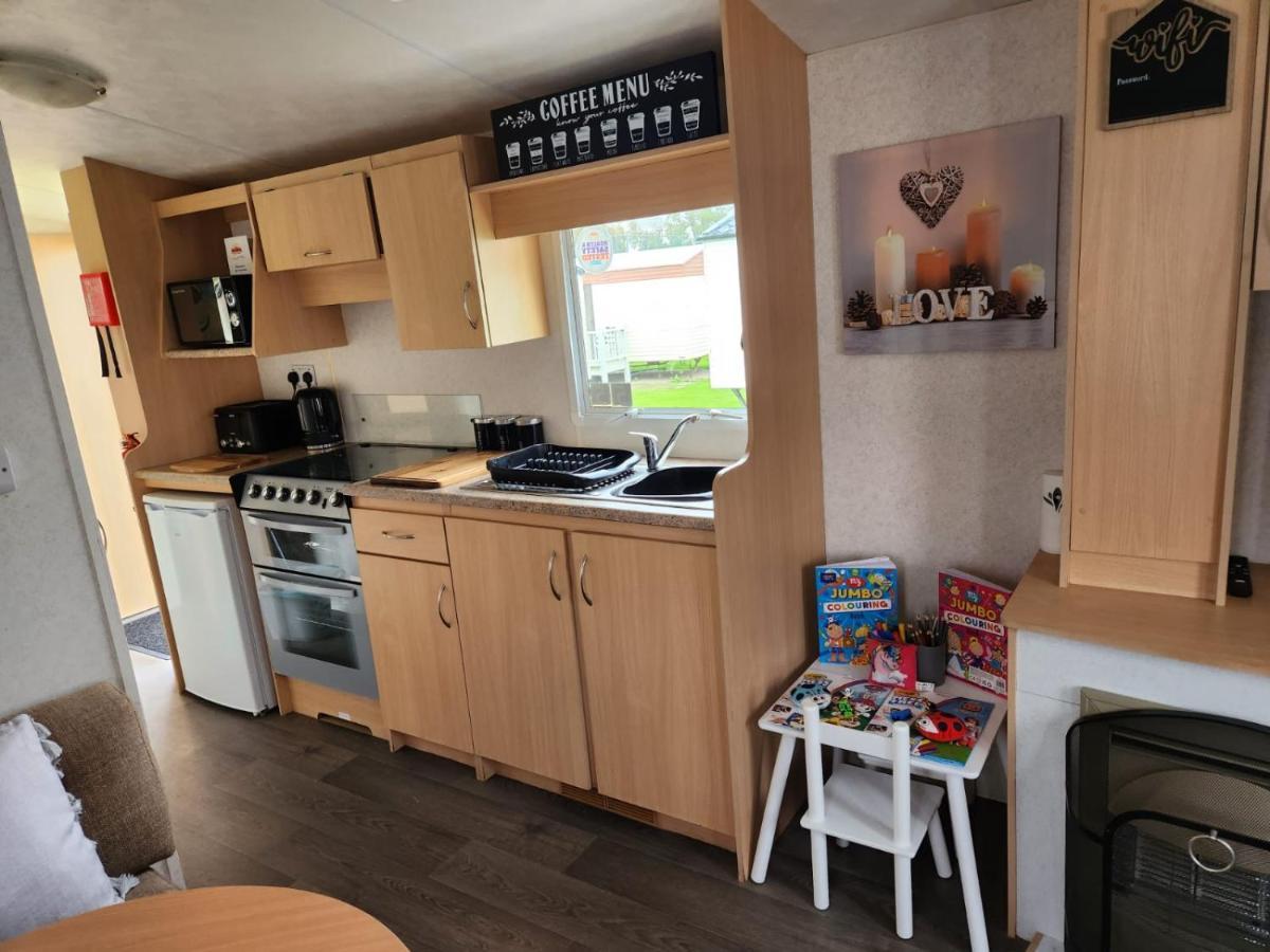 Comfy Caravan On Marine Park Hotel Rhyl Exterior photo